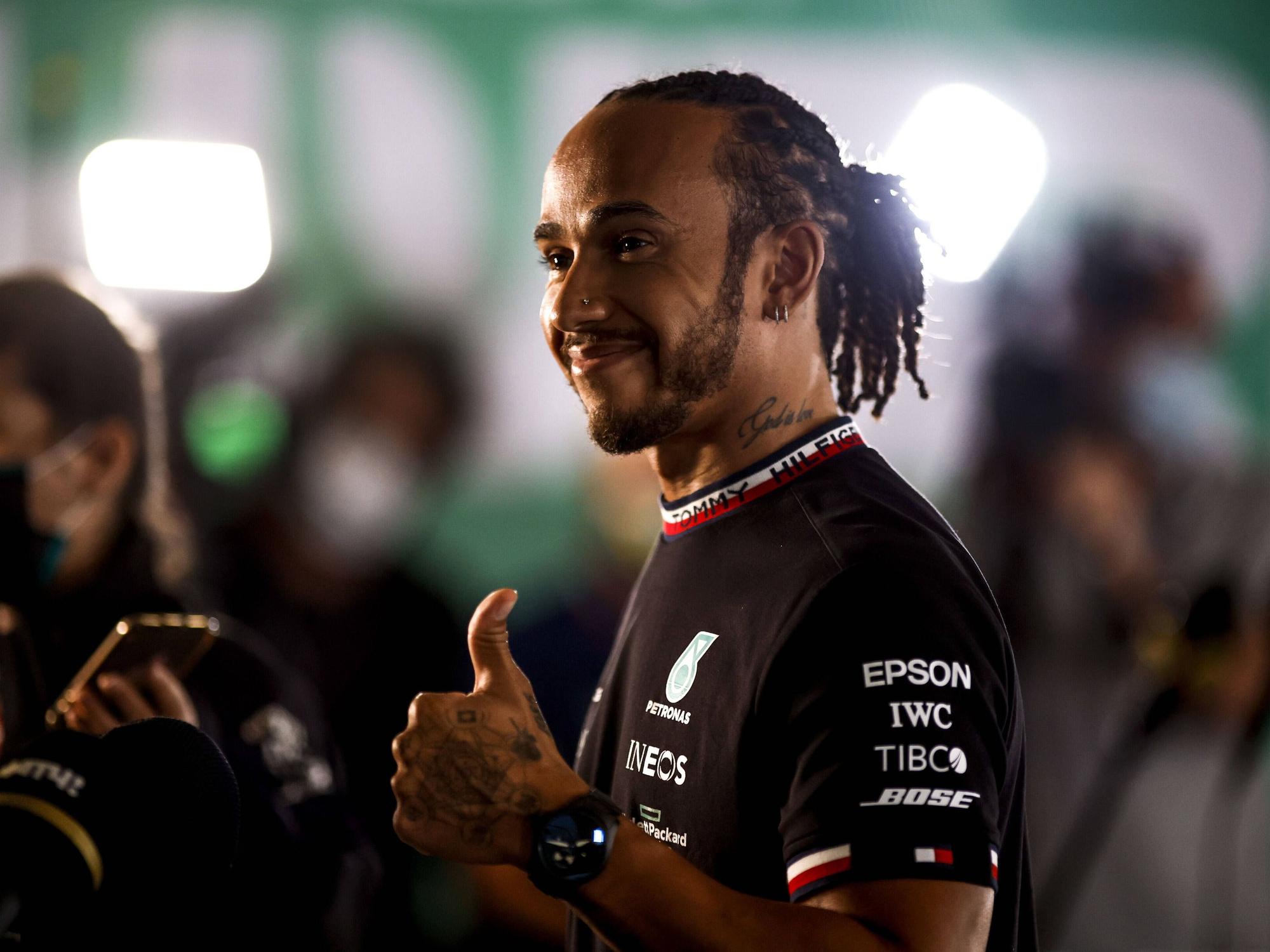 Lewis Hamilton hebt den Daumen