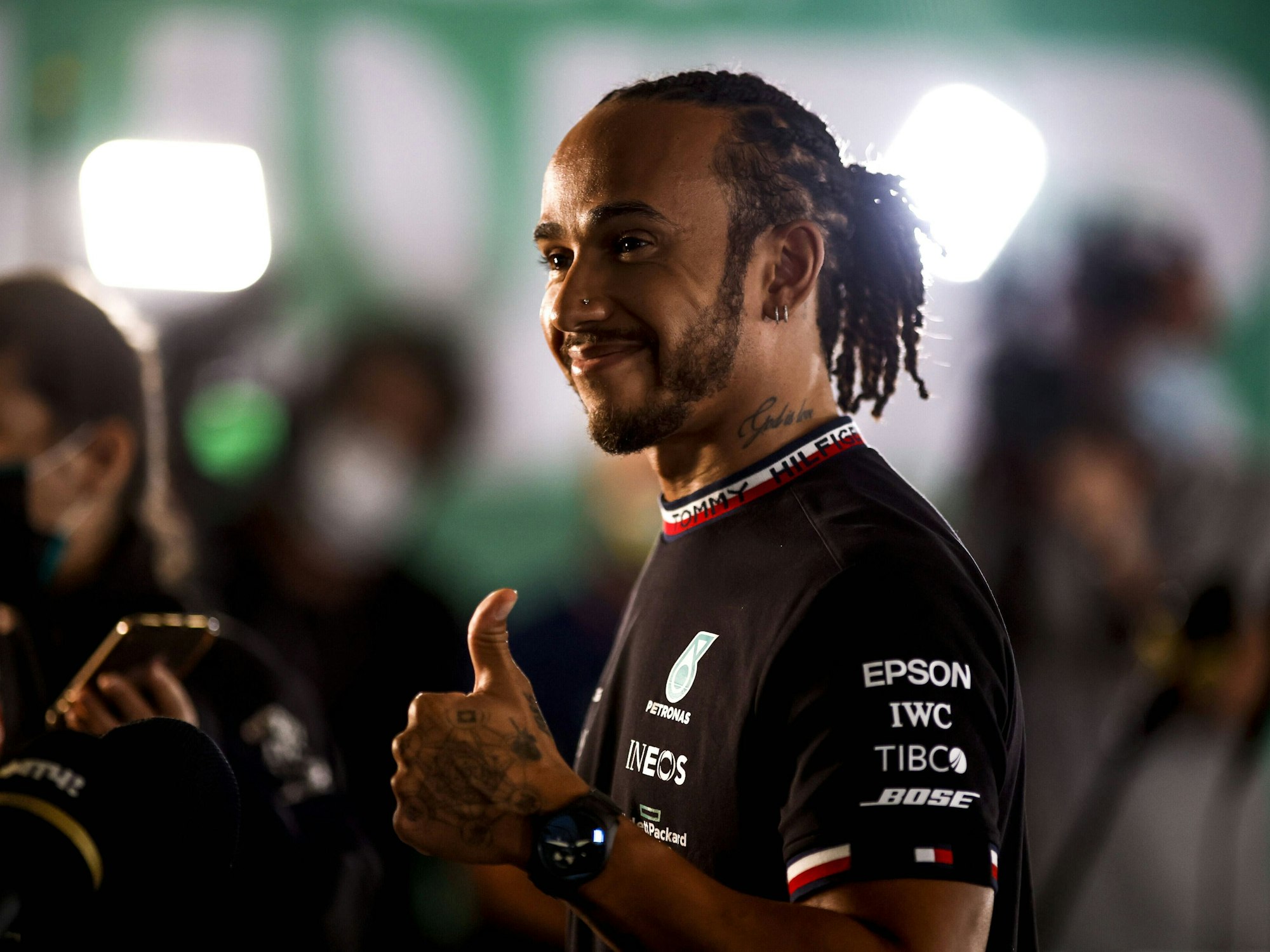Lewis Hamilton hebt den Daumen