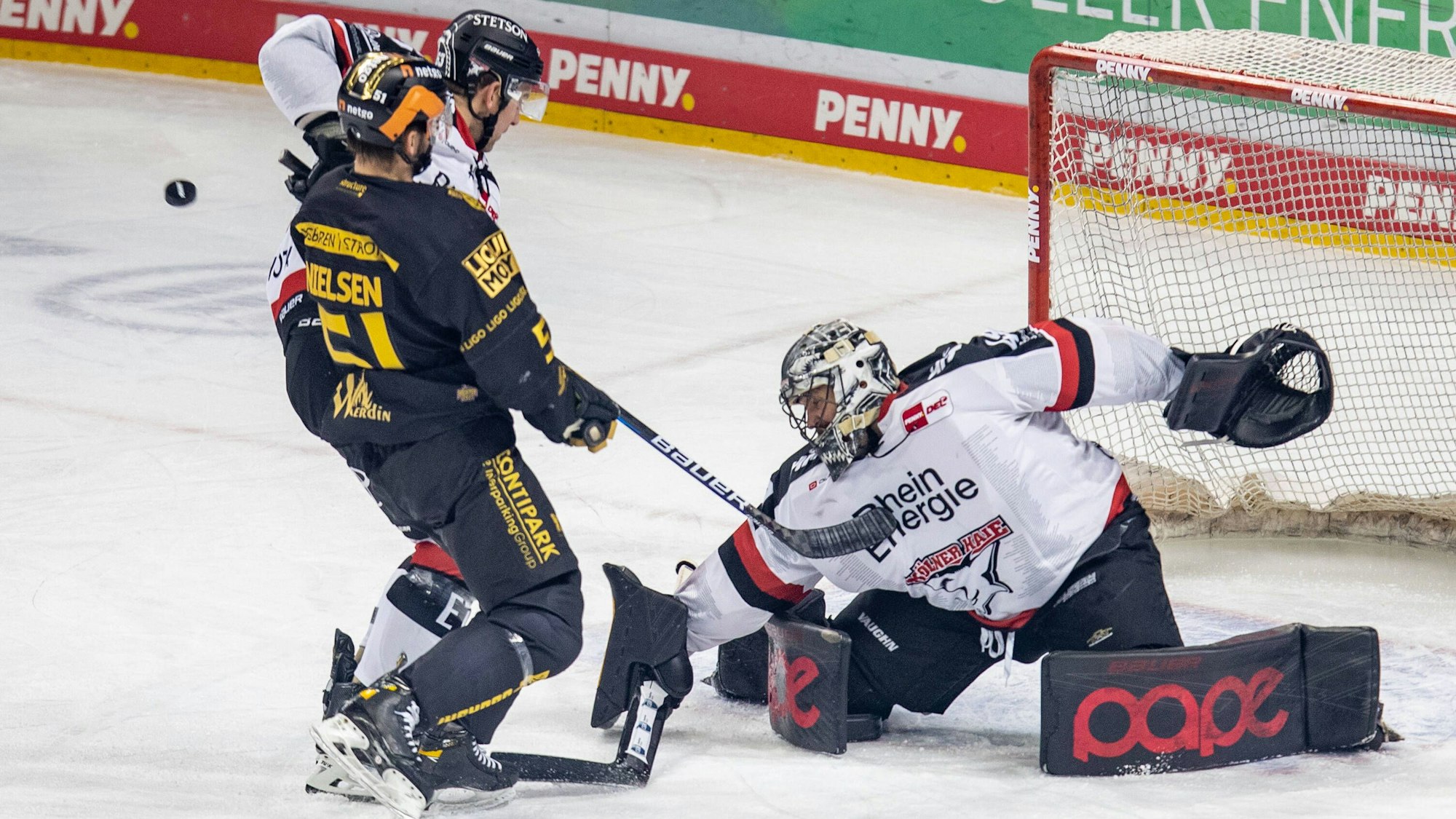 Justin Pogge pariert im Spiel der Kölner Haie einen Schuss von Frans Nielsen.