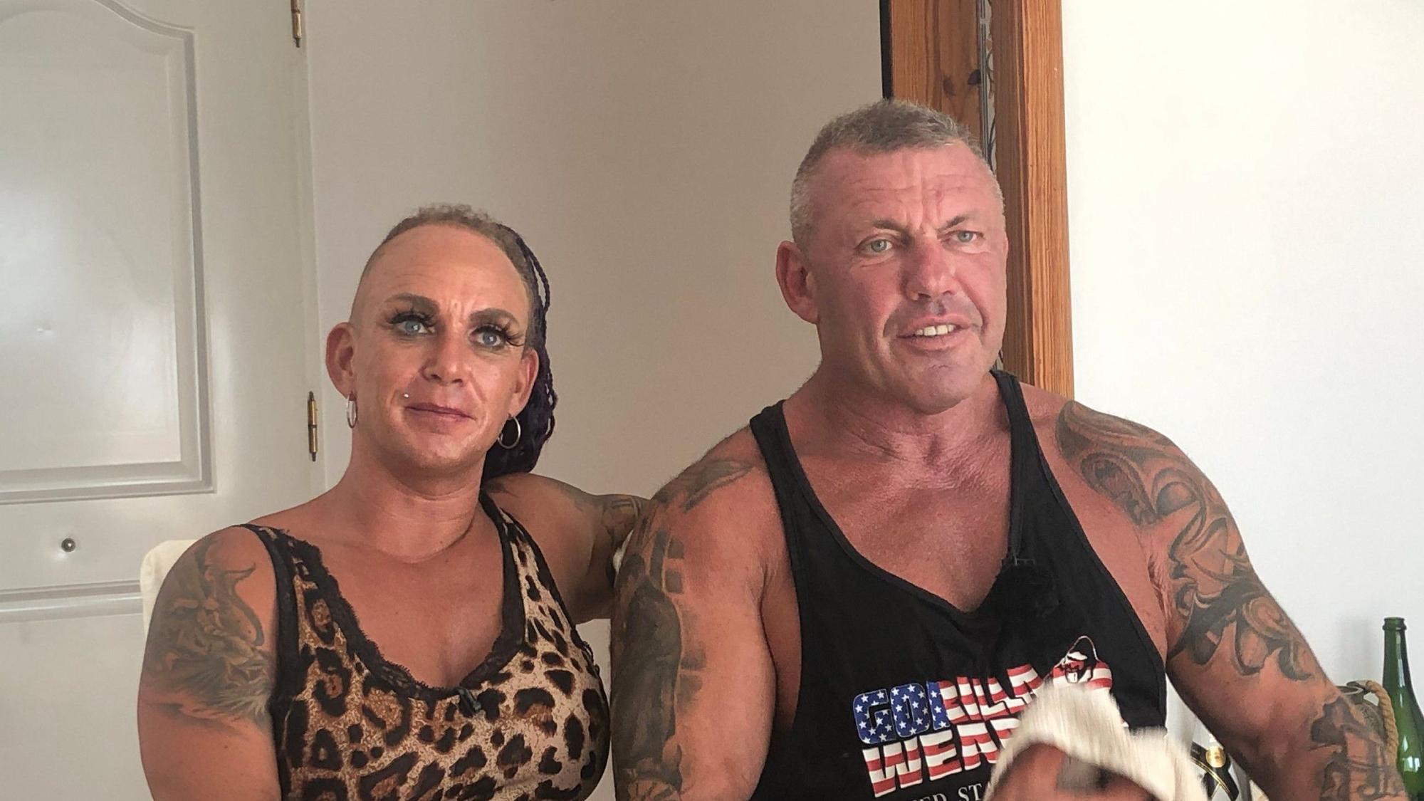 Bekannt aus „Goodbye Deutschland“: Caro und Andreas Robens, hier im Dezember 2021, haben bei einem Düsseldorfer Beauty-Doc nachhelfen lassen.