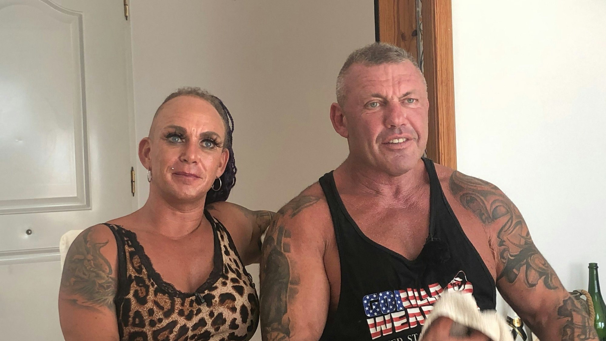 Bekannt aus „Goodbye Deutschland“: Caro und Andreas Robens, hier im Dezember 2021, haben bei einem Düsseldorfer Beauty-Doc nachhelfen lassen.