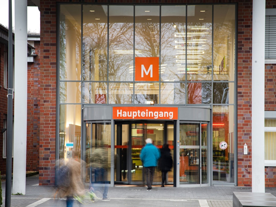 Der Eingang des Krankenhauses Maria Hilf in Mönchengladbach.
