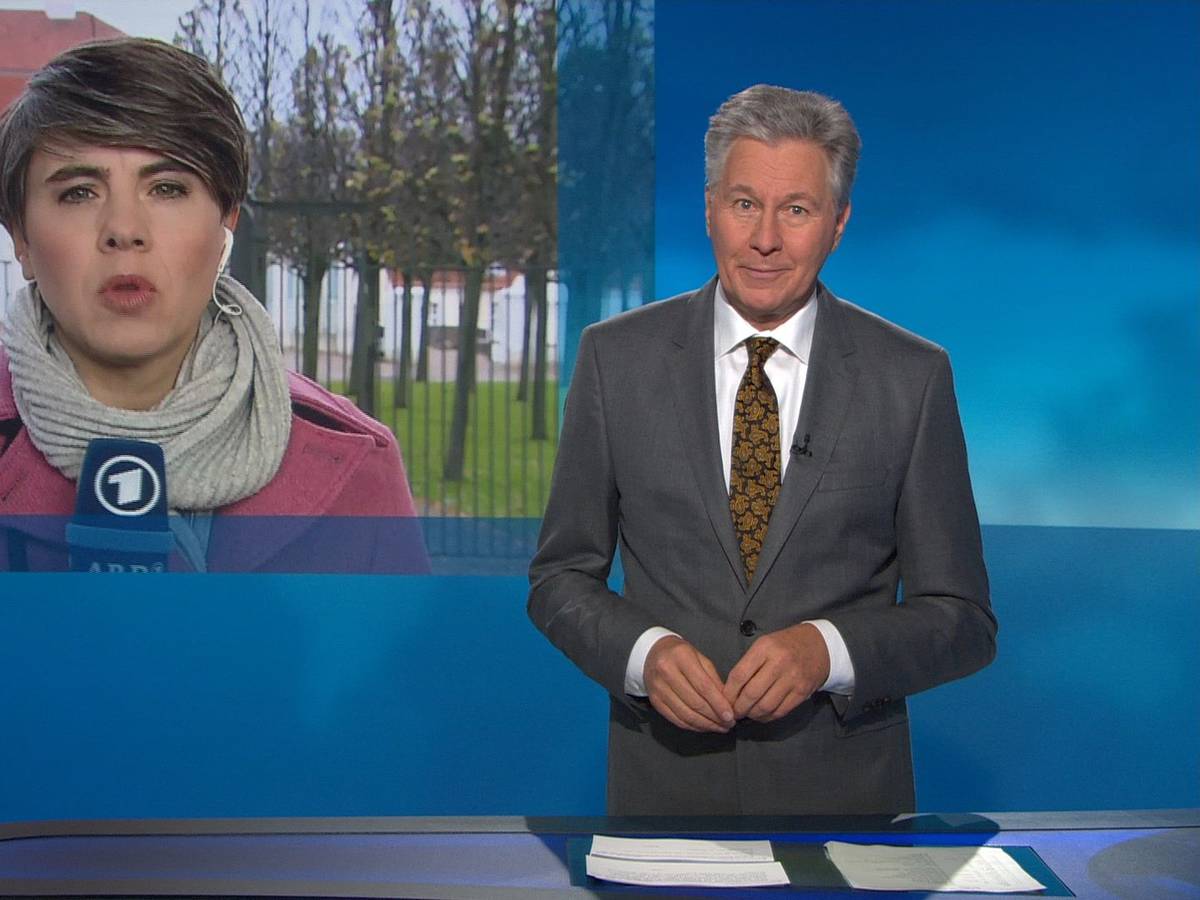 „Tagesschau“-Sprecher Claus-Erich Boetzkes steht am 18.11.2019 im ARD-Tagesschau-Studio in Hamburg.
