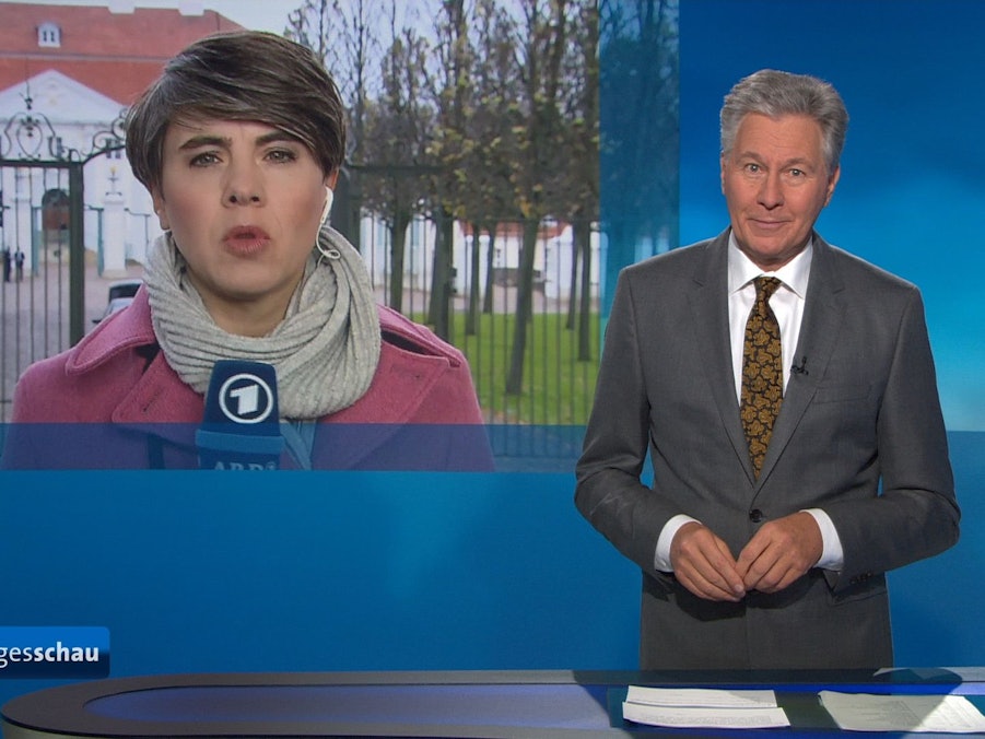 „Tagesschau“-Sprecher Claus-Erich Boetzkes steht am 18.11.2019 im ARD-Tagesschau-Studio in Hamburg.