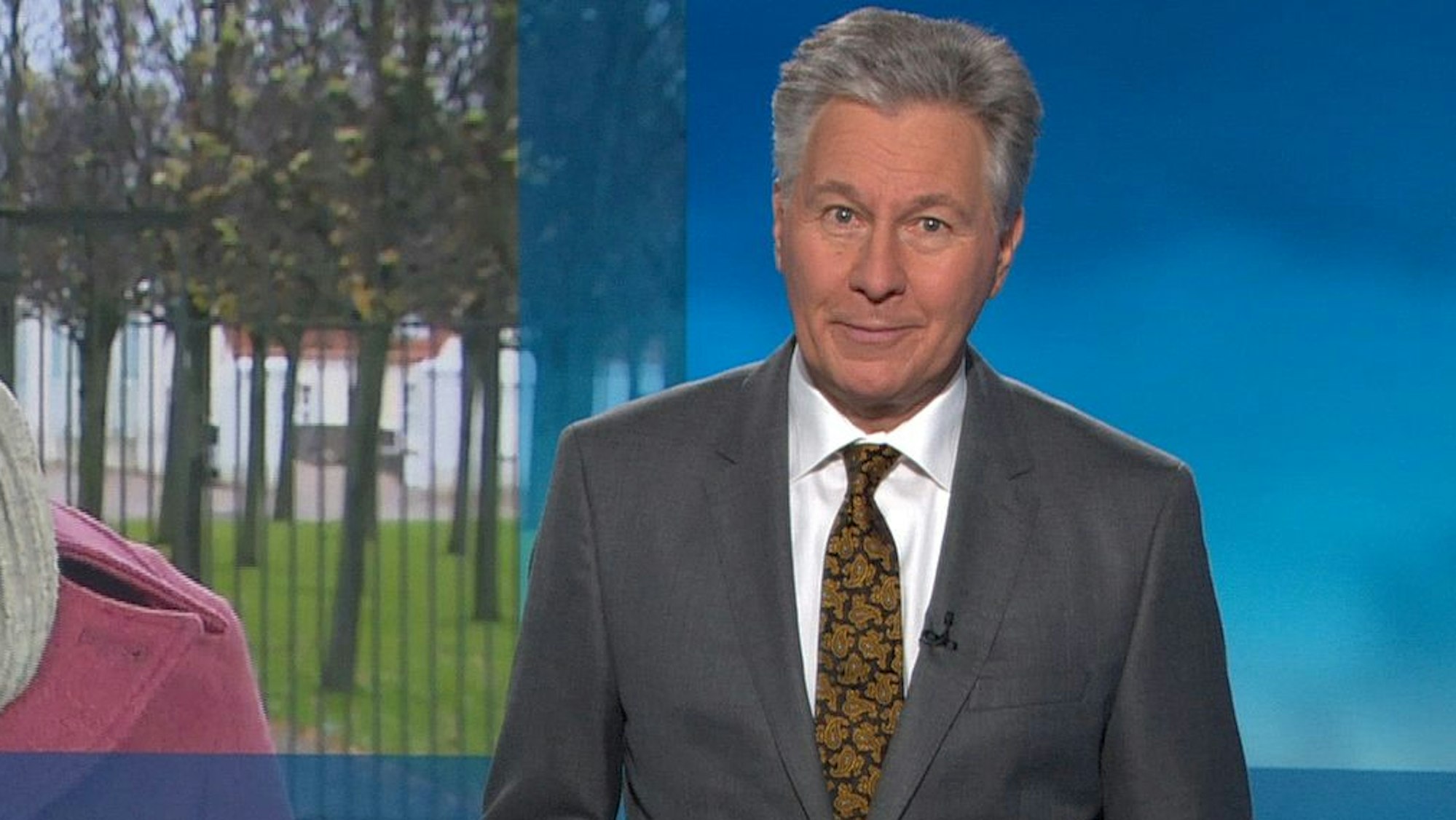 „Tagesschau“-Sprecher Claus-Erich Boetzkes steht am 18.11.2019 im ARD-Tagesschau-Studio in Hamburg.