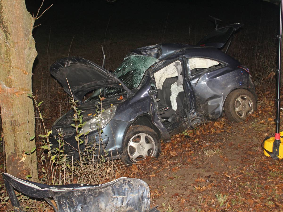 Der Corsa prallte nach ersten Erkenntnissen mit hoher Geschwindigkeit gegen einen Baum.