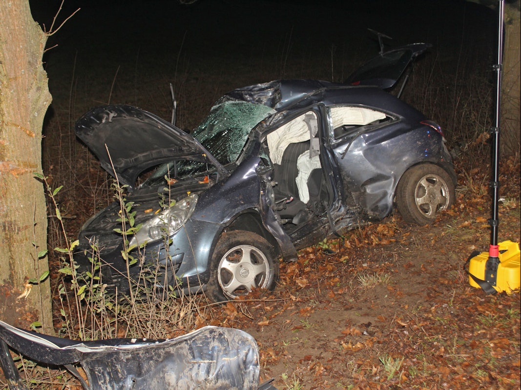 Der Corsa prallte nach ersten Erkenntnissen mit hoher Geschwindigkeit gegen einen Baum.