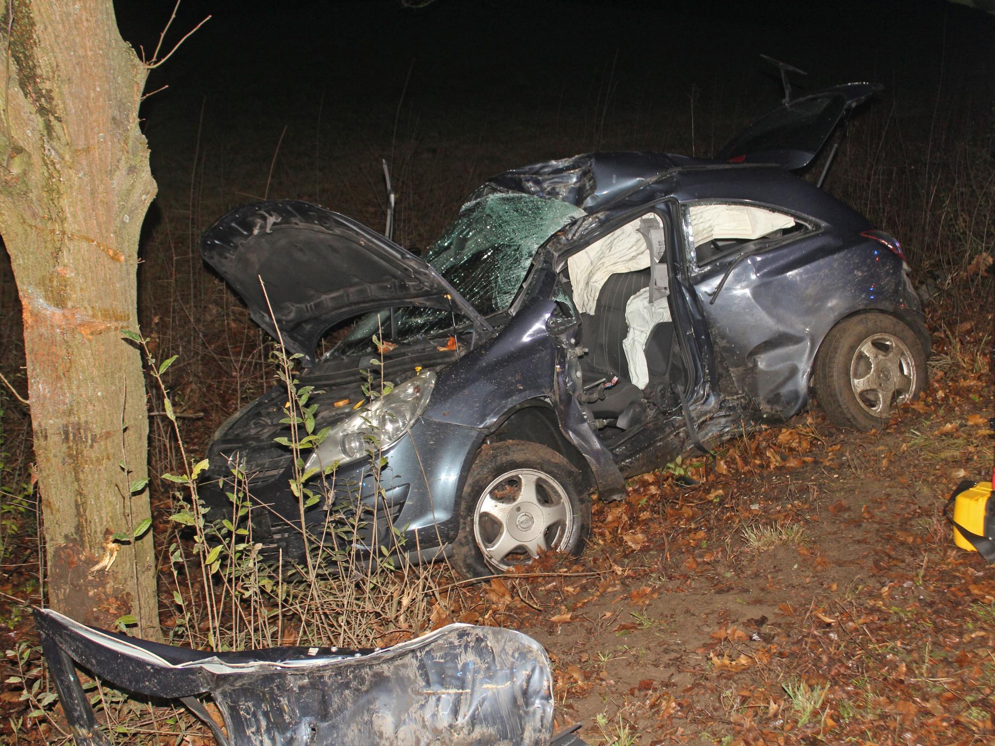 Der Corsa prallte nach ersten Erkenntnissen mit hoher Geschwindigkeit gegen einen Baum.