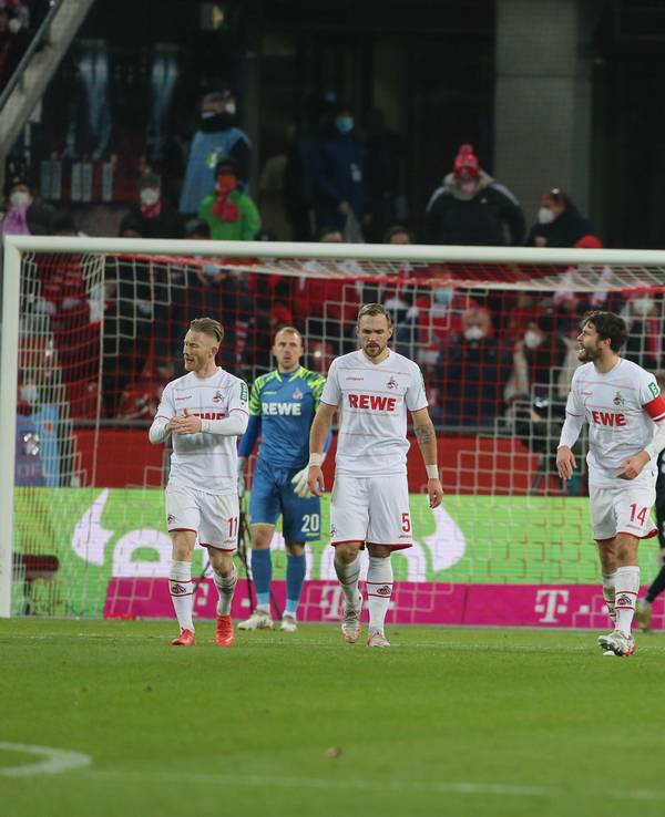 1.FC Köln vs. FC Augsburg, 15. Spieltag, 10.12.21, 20.30 Uhr, Mitte: Jonas Hector (1. FC Köln), nach dem Tor zum 0:1, Bild: Herbert Bucco