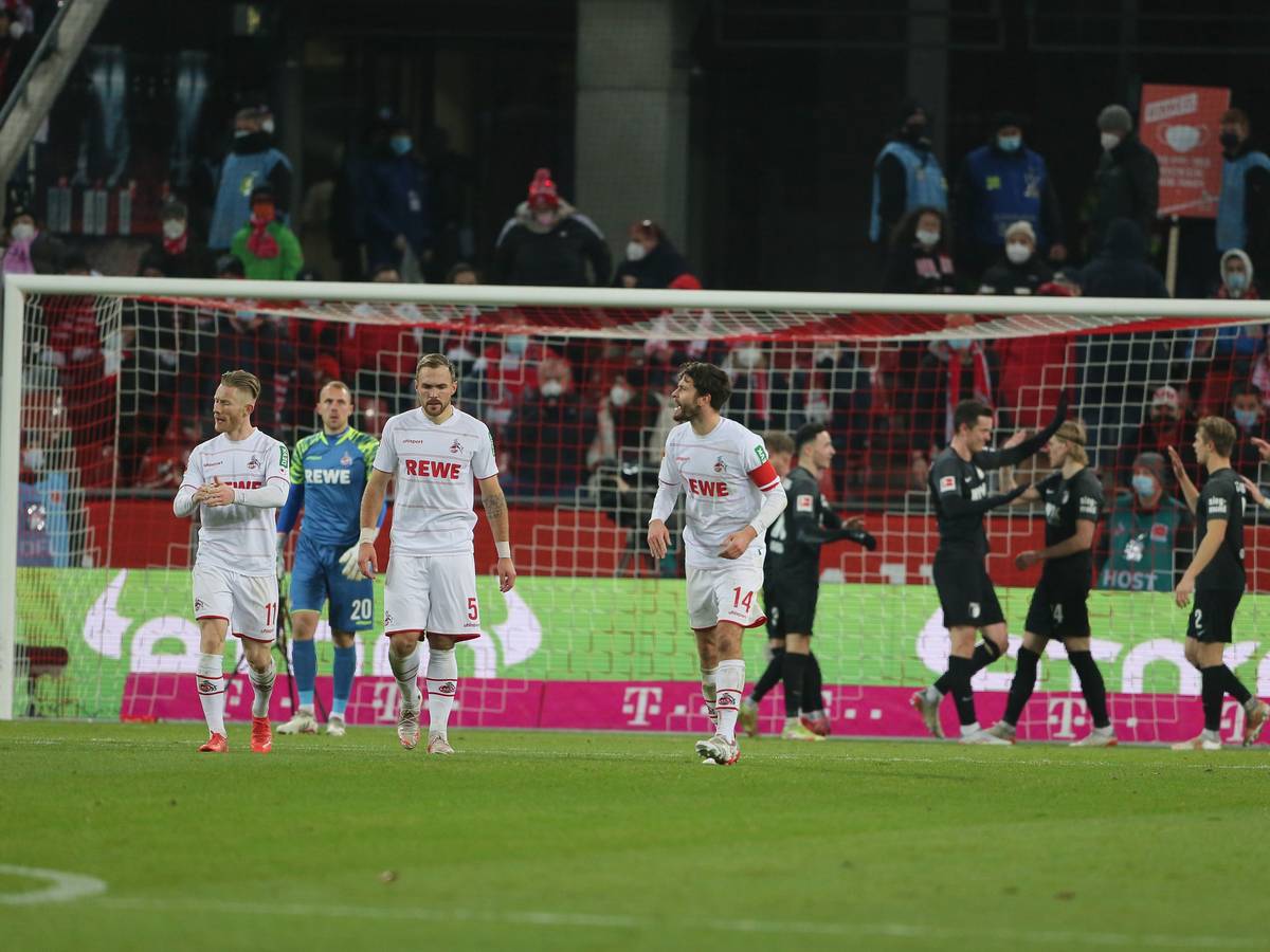 1.FC Köln vs. FC Augsburg, 15. Spieltag, 10.12.21, 20.30 Uhr, Mitte: Jonas Hector (1. FC Köln), nach dem Tor zum 0:1, Bild: Herbert Bucco