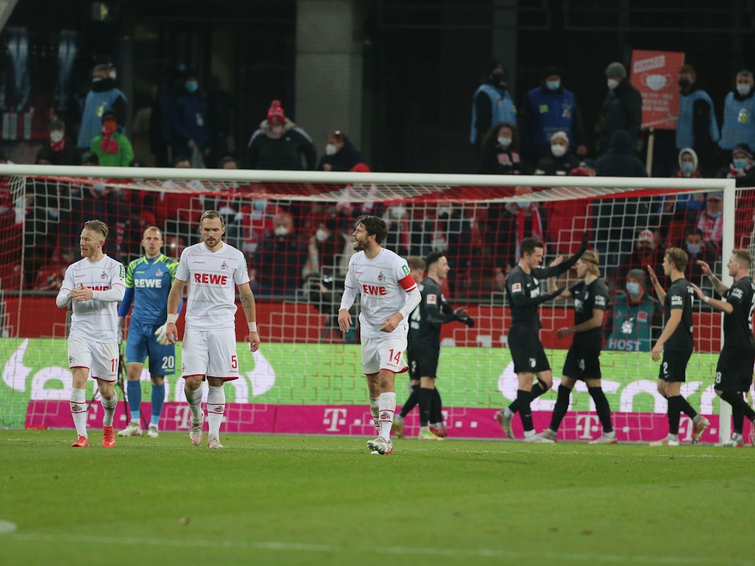1.FC Köln vs. FC Augsburg, 15. Spieltag, 10.12.21, 20.30 Uhr, Mitte: Jonas Hector (1. FC Köln), nach dem Tor zum 0:1, Bild: Herbert Bucco