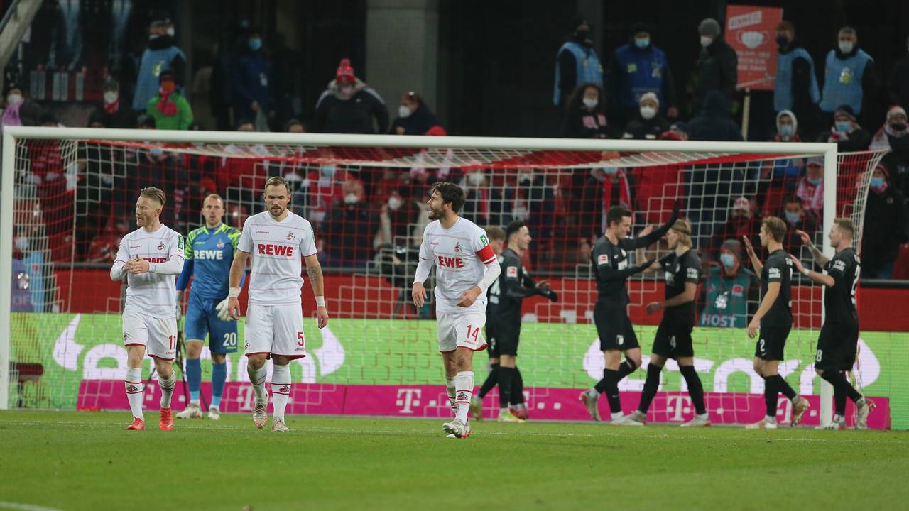 1.FC Köln vs. FC Augsburg, 15. Spieltag, 10.12.21, 20.30 Uhr, Mitte: Jonas Hector (1. FC Köln), nach dem Tor zum 0:1, Bild: Herbert Bucco