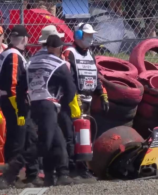 Max Verstappen crasht in der Formel 1 im Red Bull in einen Reifenstapel.