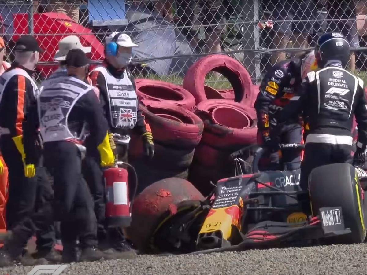 Max Verstappen crasht in der Formel 1 im Red Bull in einen Reifenstapel.