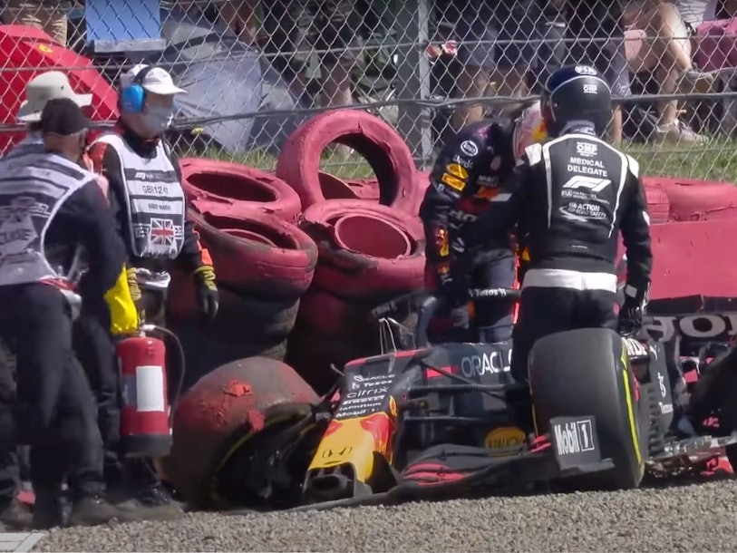Max Verstappen crasht in der Formel 1 im Red Bull in einen Reifenstapel.