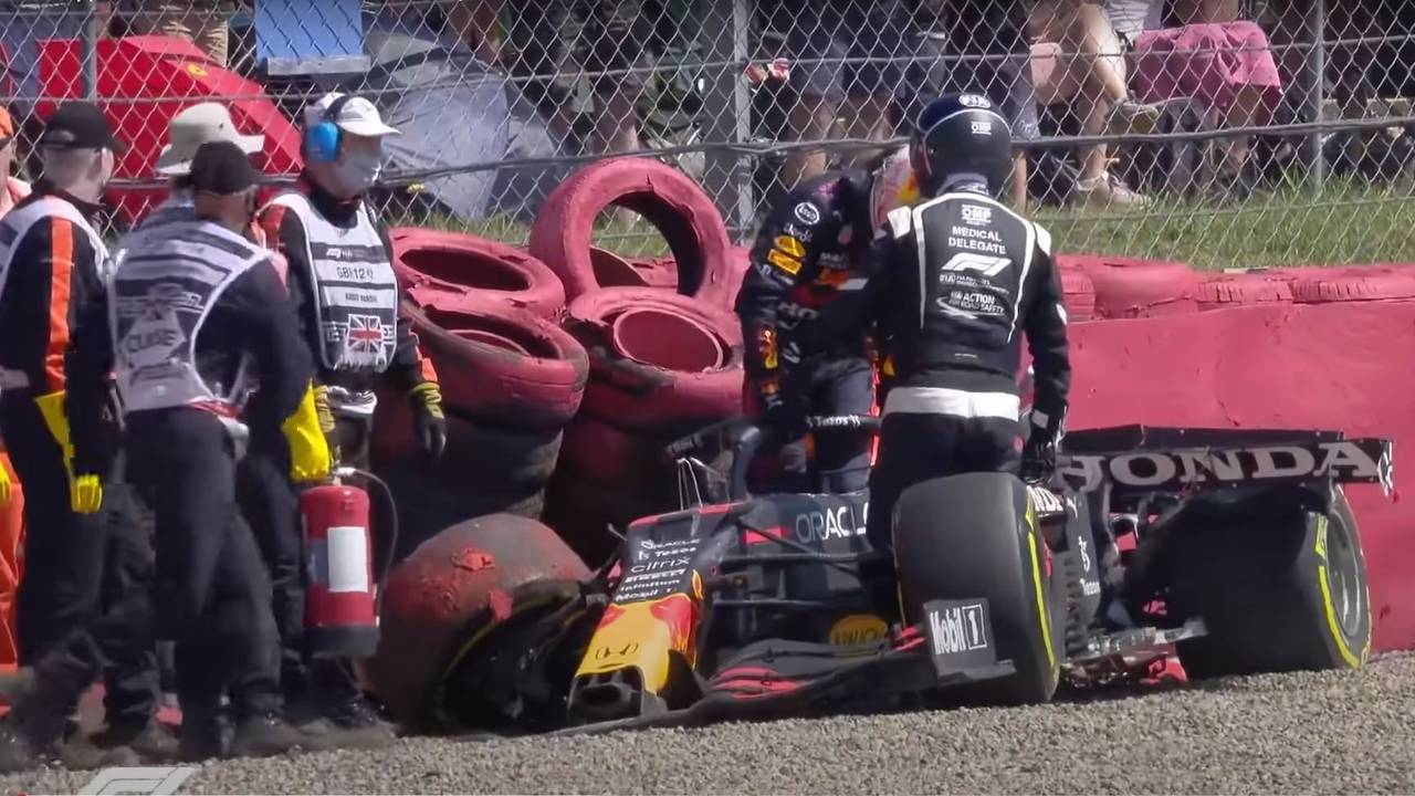 Max Verstappen crasht in der Formel 1 im Red Bull in einen Reifenstapel.