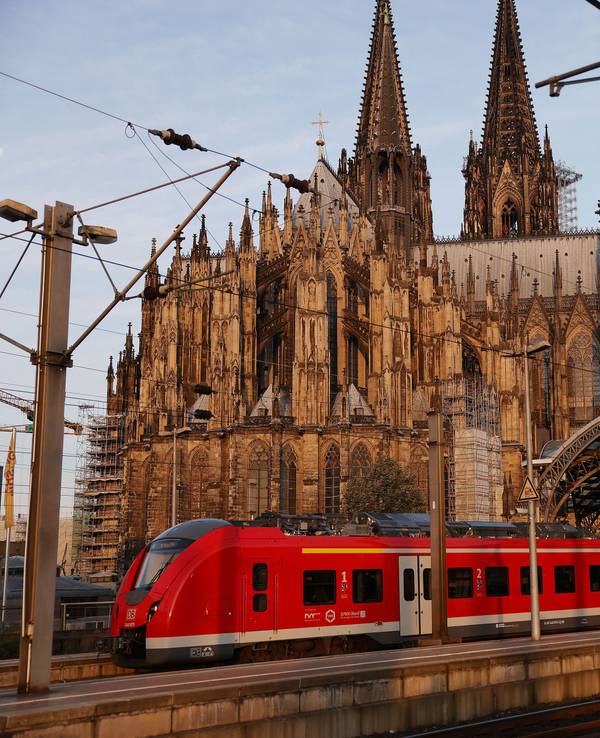 Ein Regionalzug fährt aus dem Hauptbahnhof in Köln.