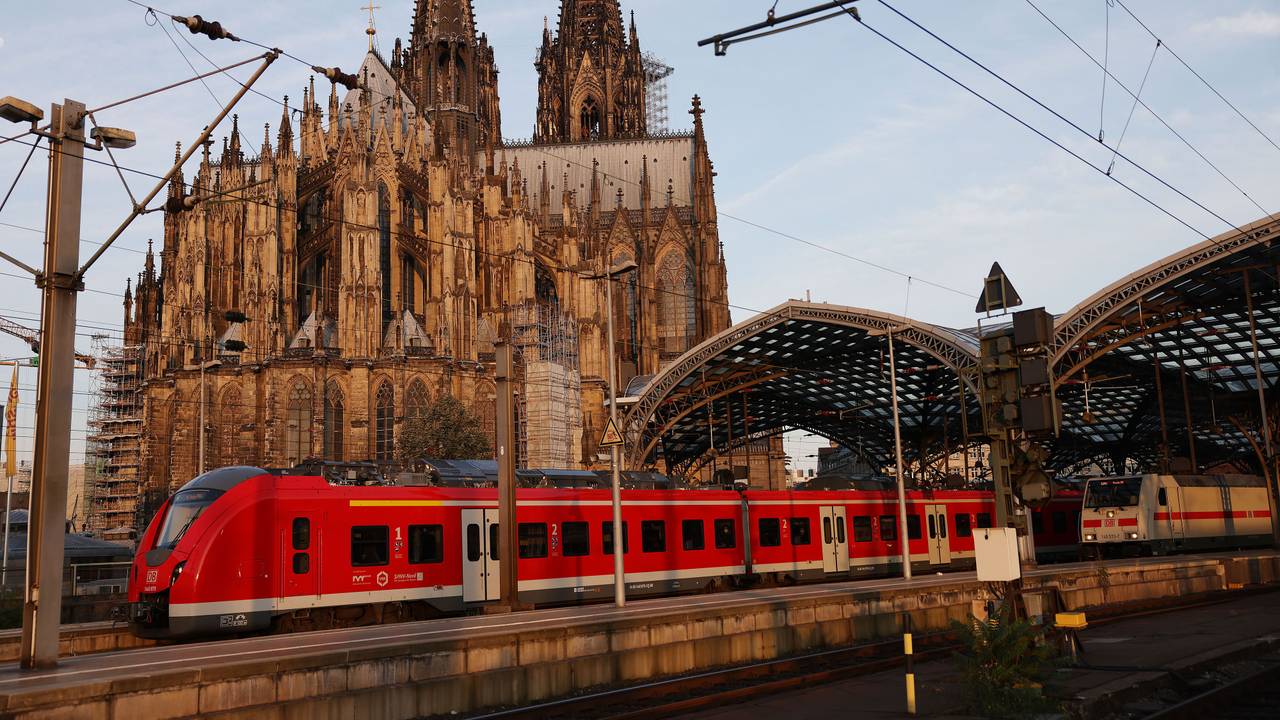 Ein Regionalzug fährt aus dem Hauptbahnhof in Köln.