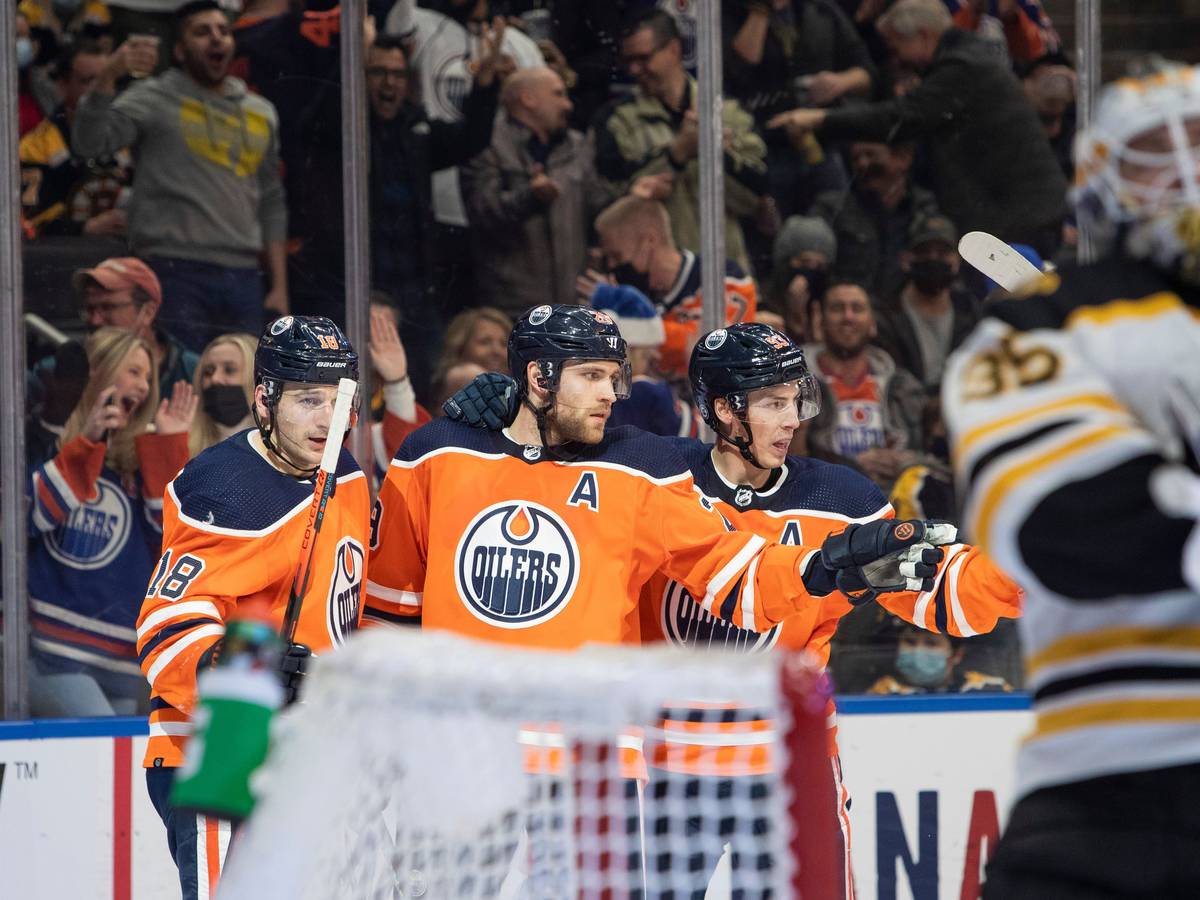 Leon Draisaitl (2.v.l) von den Edmonton Oilers und seine Mitspieler jubeln über ein Tor.