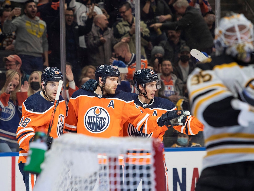 Leon Draisaitl (2.v.l) von den Edmonton Oilers und seine Mitspieler jubeln über ein Tor.