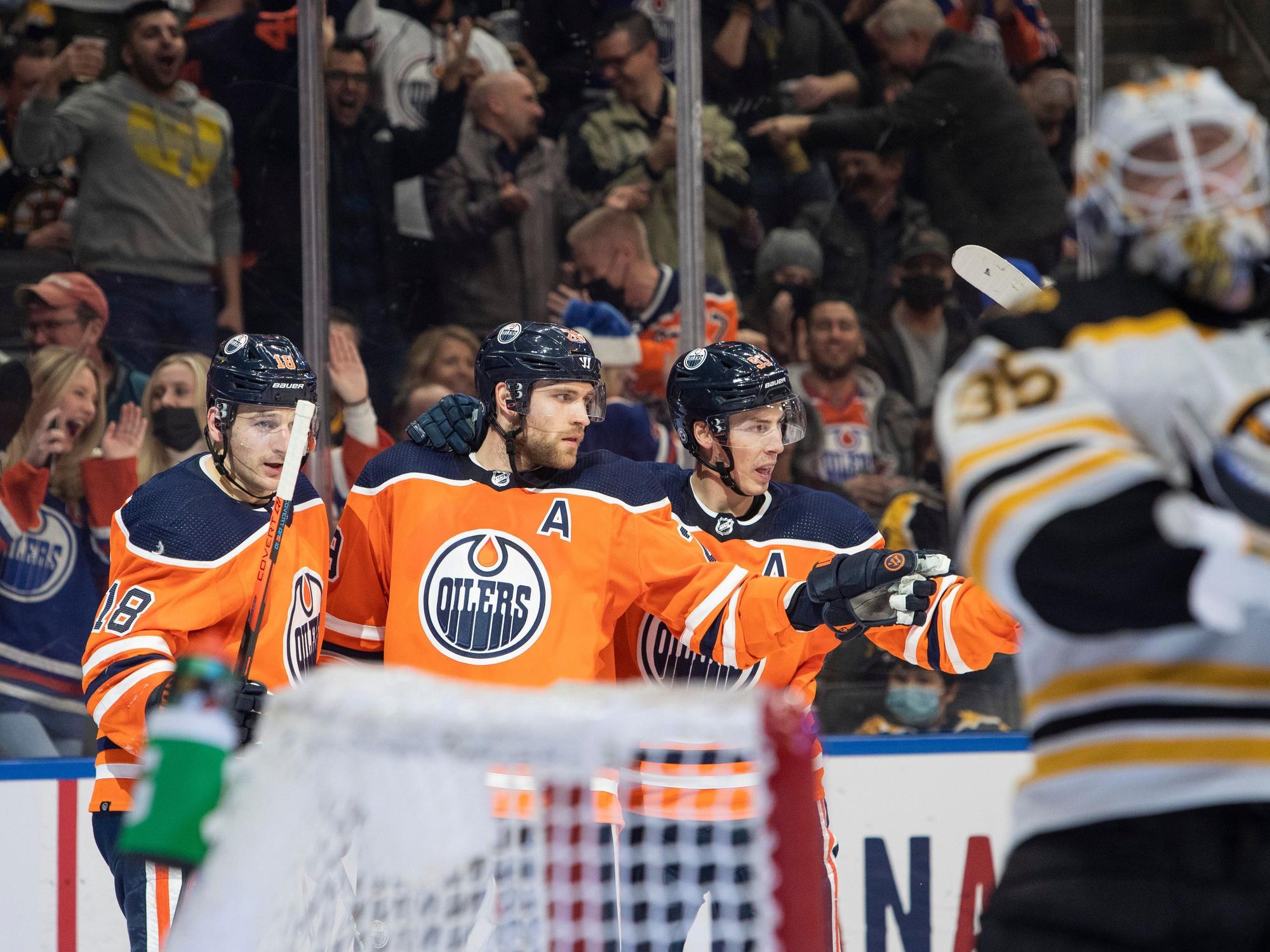 Leon Draisaitl (2.v.l) von den Edmonton Oilers und seine Mitspieler jubeln über ein Tor.