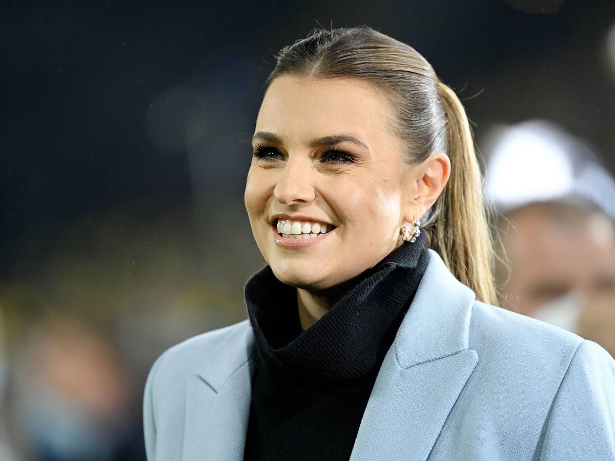 Laura Wontorra im Dortmunder Stadion