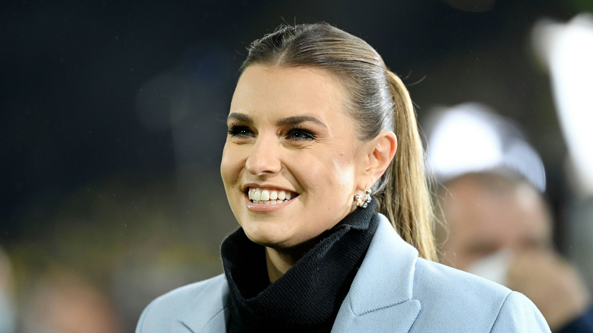 Laura Wontorra im Dortmunder Stadion