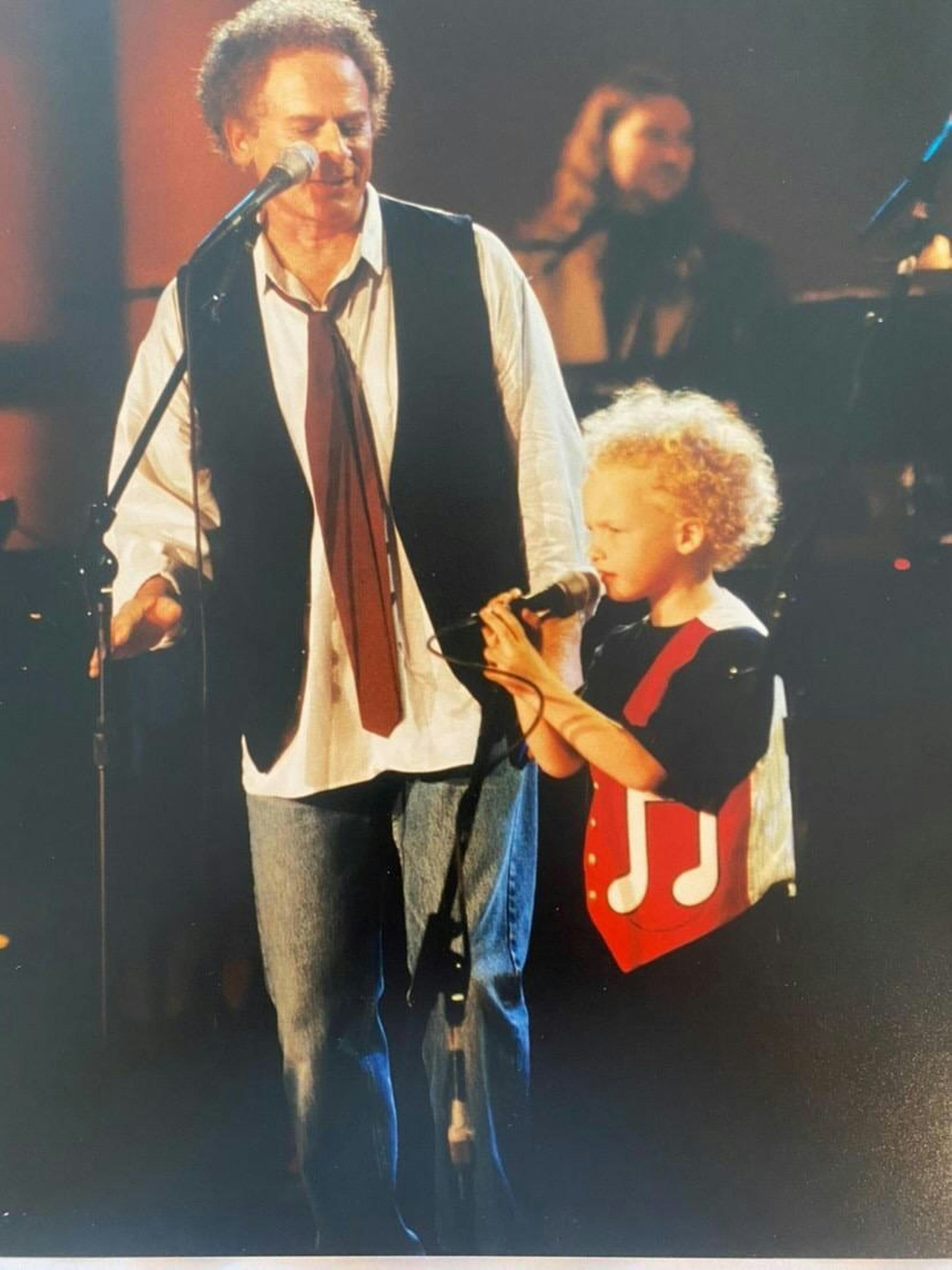 Art Garfunkel  und Art Garfunkel jr. gemeinsam auf der Bühne.