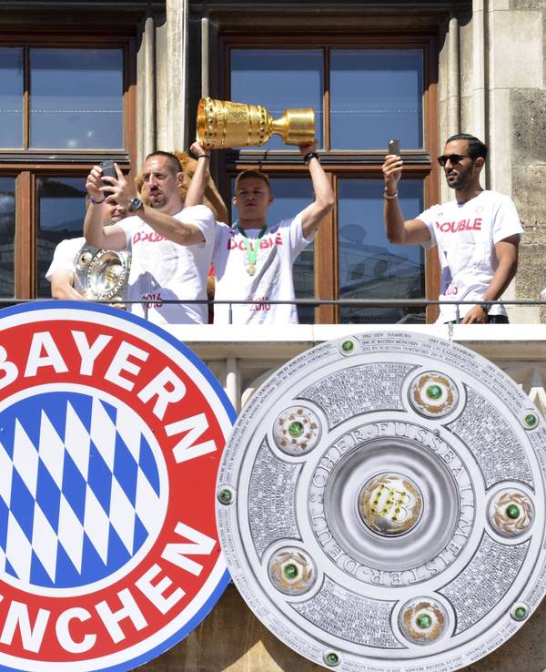 Franck Ribery, Joshua Kimmich und Medhi Benatia bei der Bayern-Feier auf dem Marienplatz und dem Rathausbalkon.