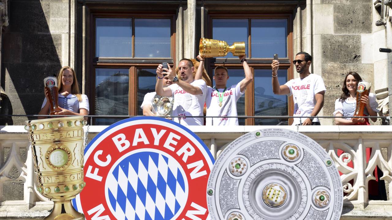 Franck Ribery, Joshua Kimmich und Medhi Benatia bei der Bayern-Feier auf dem Marienplatz und dem Rathausbalkon.