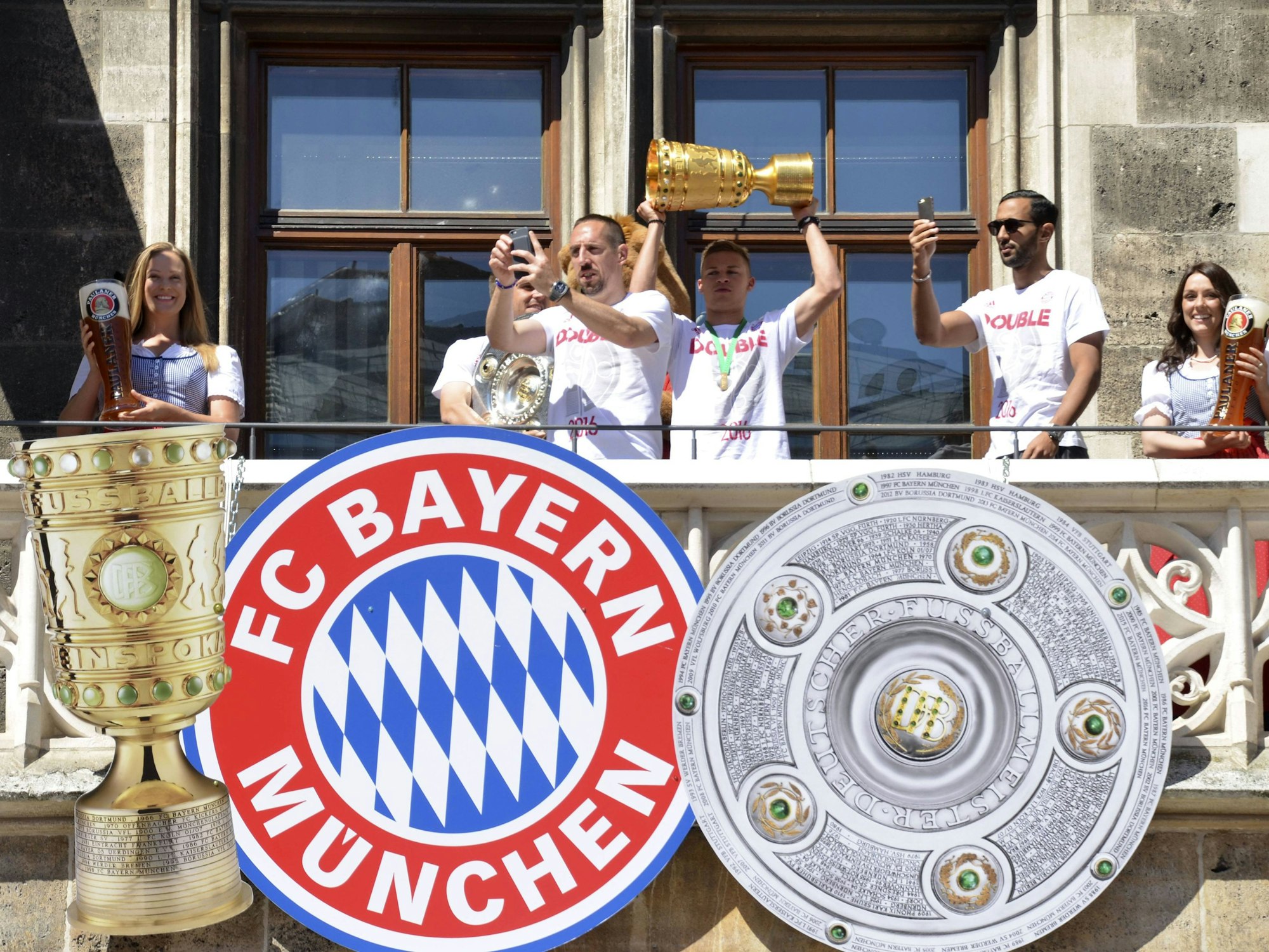 Franck Ribery, Joshua Kimmich und Medhi Benatia bei der Bayern-Feier auf dem Marienplatz und dem Rathausbalkon.