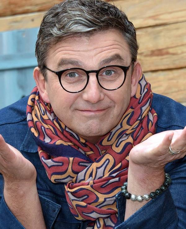 Der Schauspieler und Darsteller des Bergdoktors, Hans Sigl, gestikuliert beim Pressetermin «Zehn Jahre und 100 Folgen - Der Bergdoktor» vor dem Leonardo Royal Hotel.