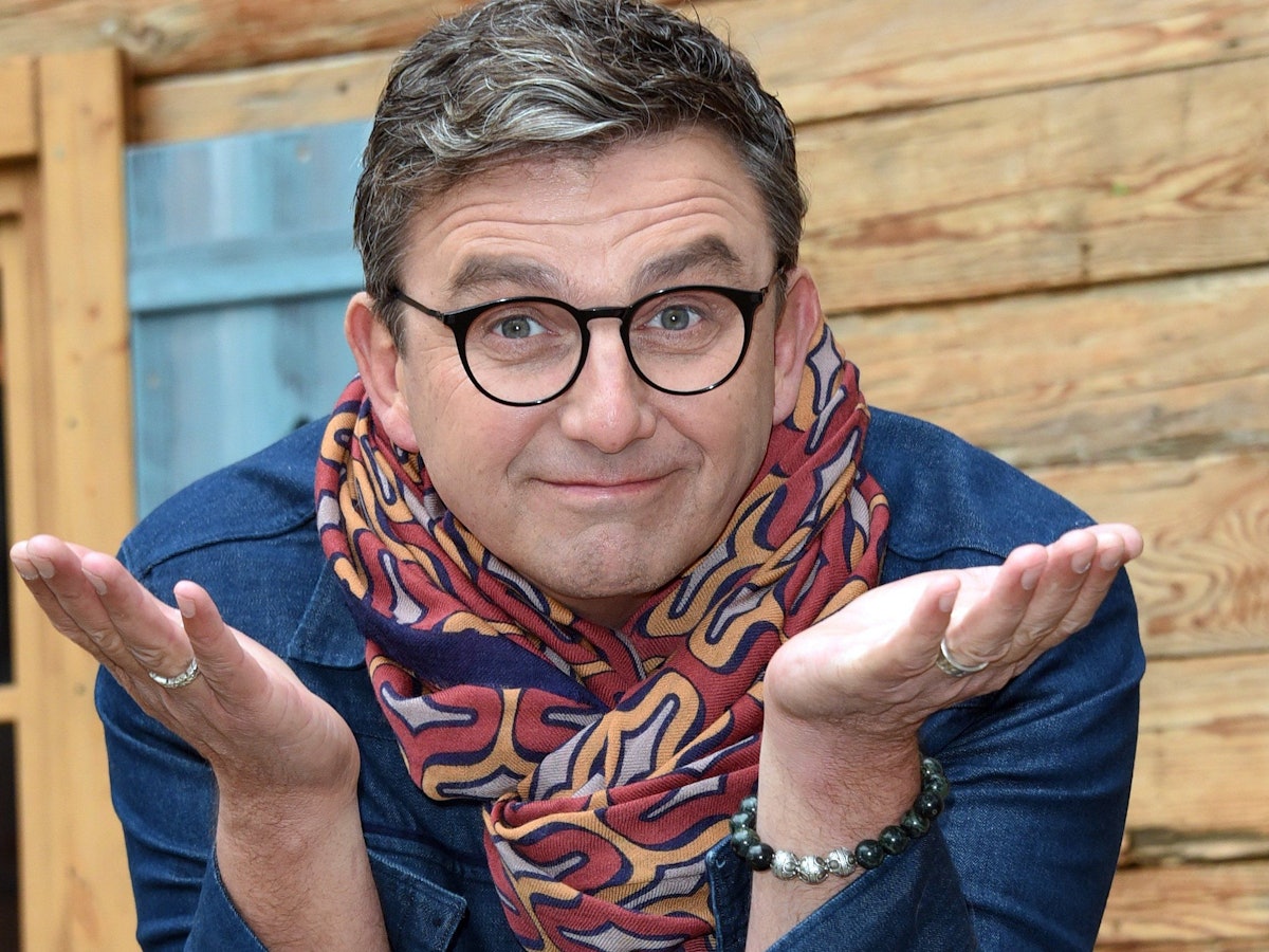 Der Schauspieler und Darsteller des Bergdoktors, Hans Sigl, gestikuliert beim Pressetermin «Zehn Jahre und 100 Folgen - Der Bergdoktor» vor dem Leonardo Royal Hotel.