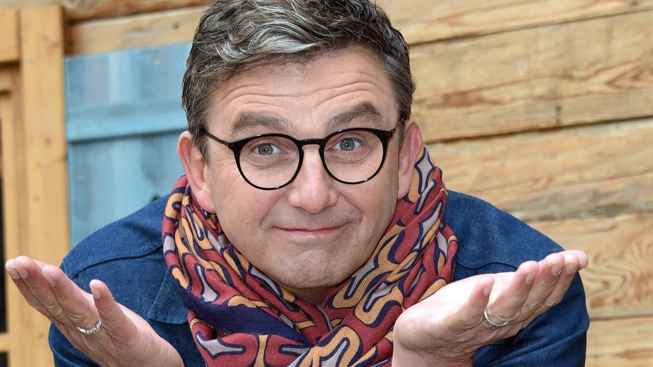 Der Schauspieler und Darsteller des Bergdoktors, Hans Sigl, gestikuliert beim Pressetermin «Zehn Jahre und 100 Folgen - Der Bergdoktor» vor dem Leonardo Royal Hotel.
