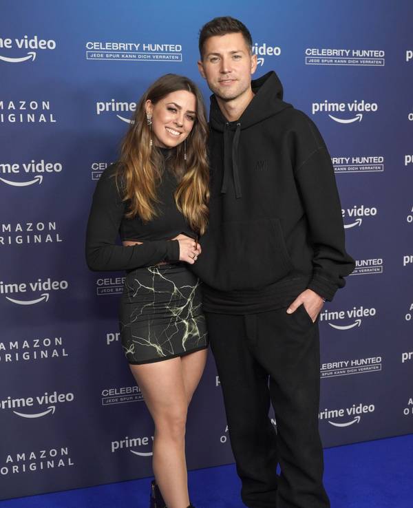 Sängerin Vanessa Mai mit Manager und Ehemann Andreas Ferber Arm in Arm auf einem Foto vom 25. November 2021.