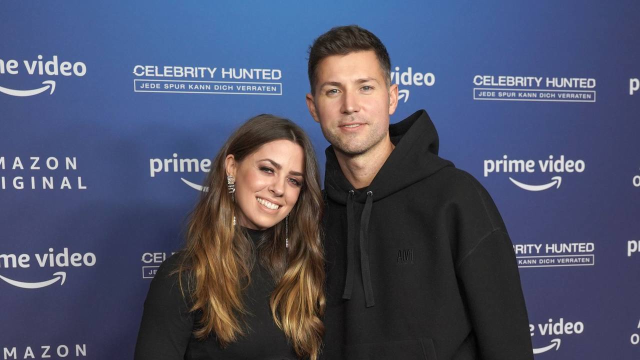 Sängerin Vanessa Mai mit Manager und Ehemann Andreas Ferber Arm in Arm auf einem Foto vom 25. November 2021.