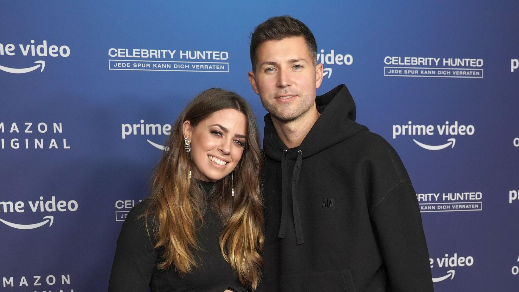 Sängerin Vanessa Mai mit Manager und Ehemann Andreas Ferber Arm in Arm auf einem Foto vom 25. November 2021.