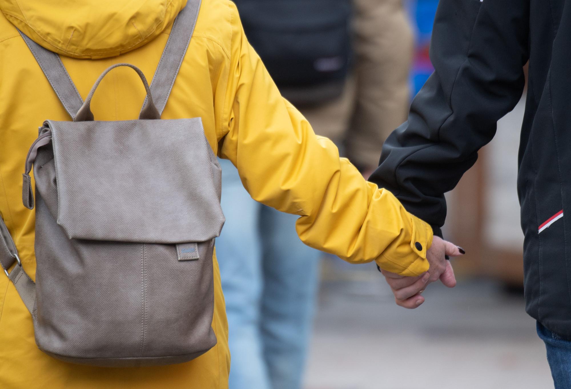 Menschen gehen Hand in Hand über die Hauptwache in Frankfurt am Main.