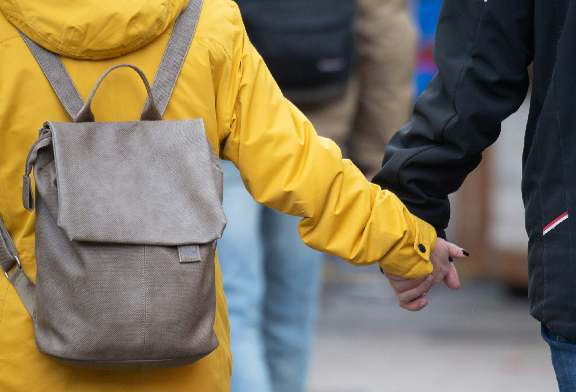 Menschen gehen Hand in Hand über die Hauptwache in Frankfurt am Main.
