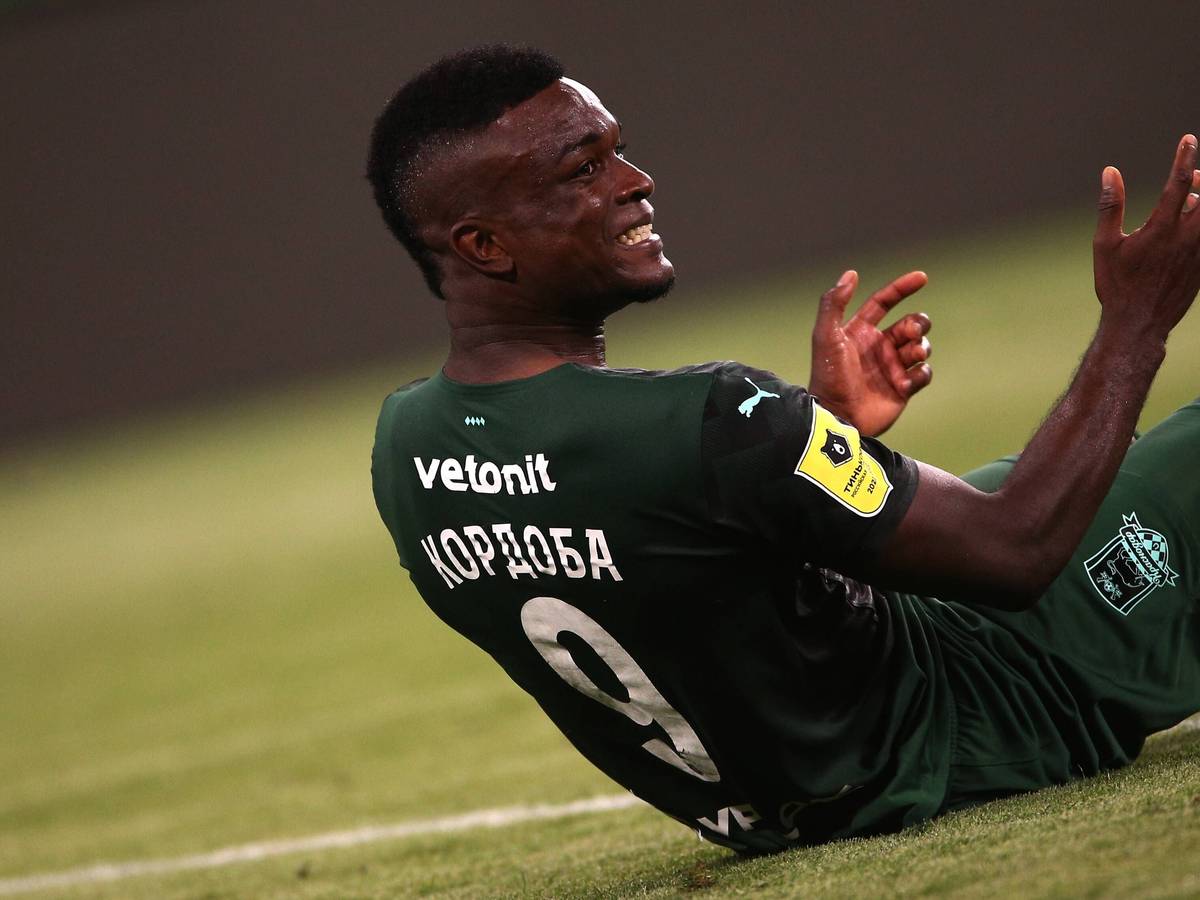 Jhon Cordoba reklamiert am Boden.