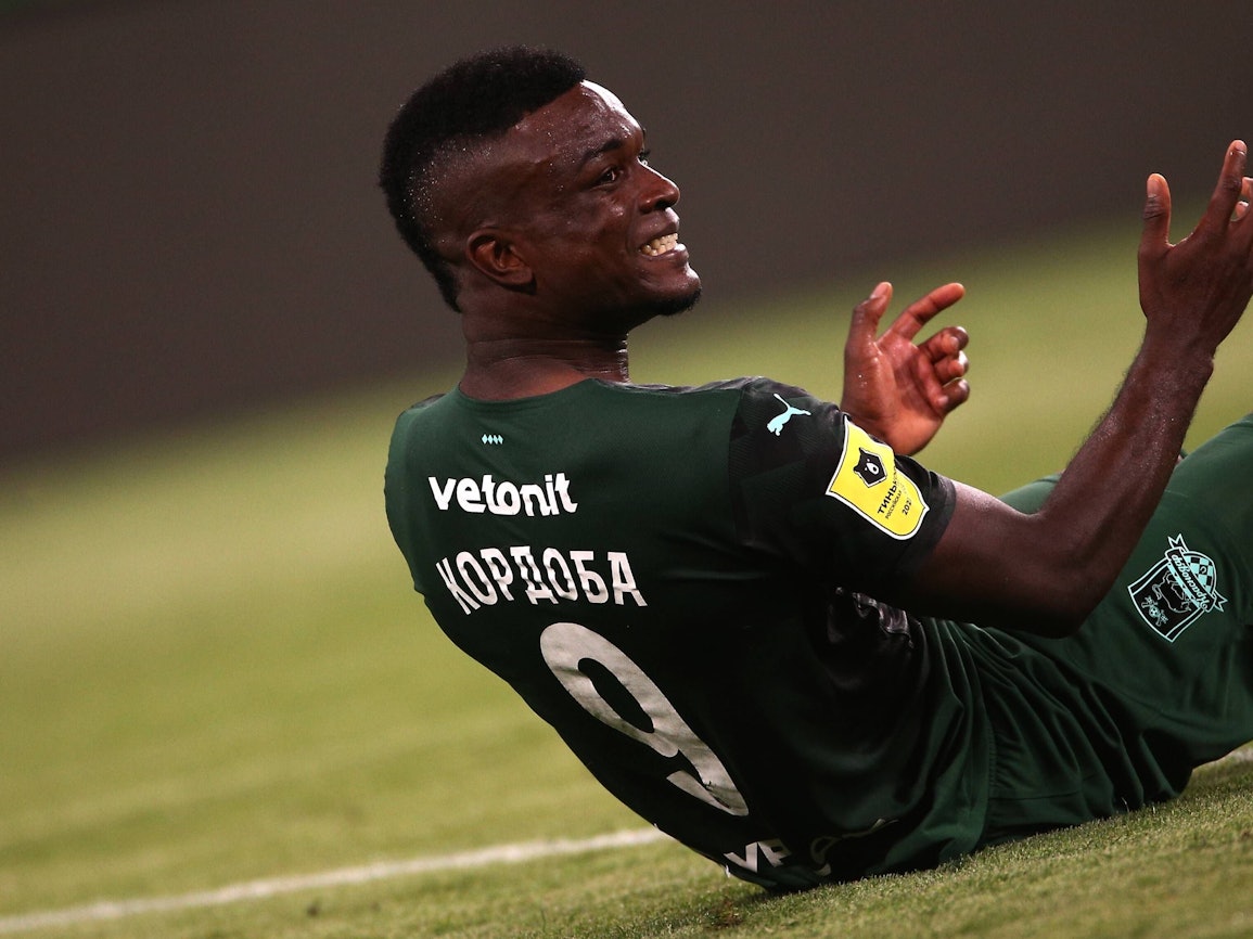 Jhon Cordoba reklamiert am Boden.