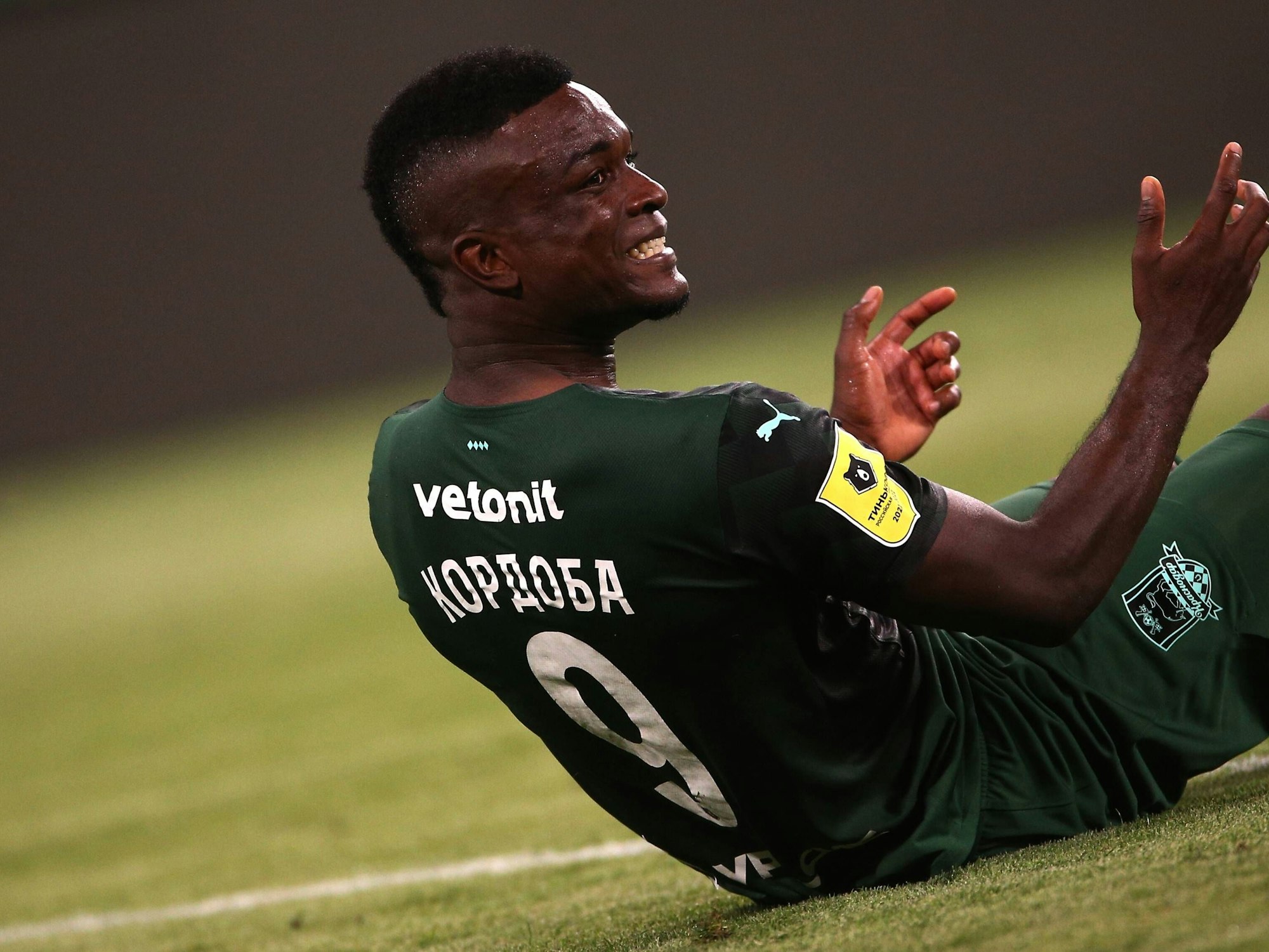 Jhon Cordoba reklamiert am Boden.