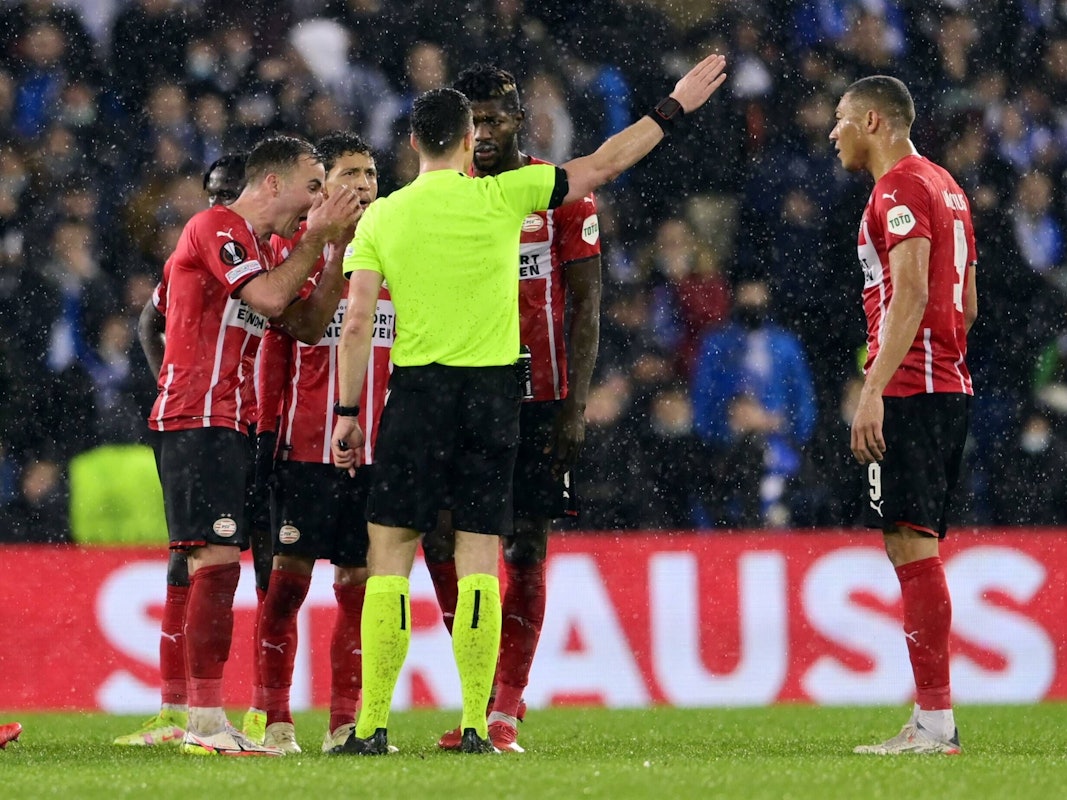 Schiedsrichter Felix Zwayer schickt Ibrahim Sangare in San Sebastian vom Feld.