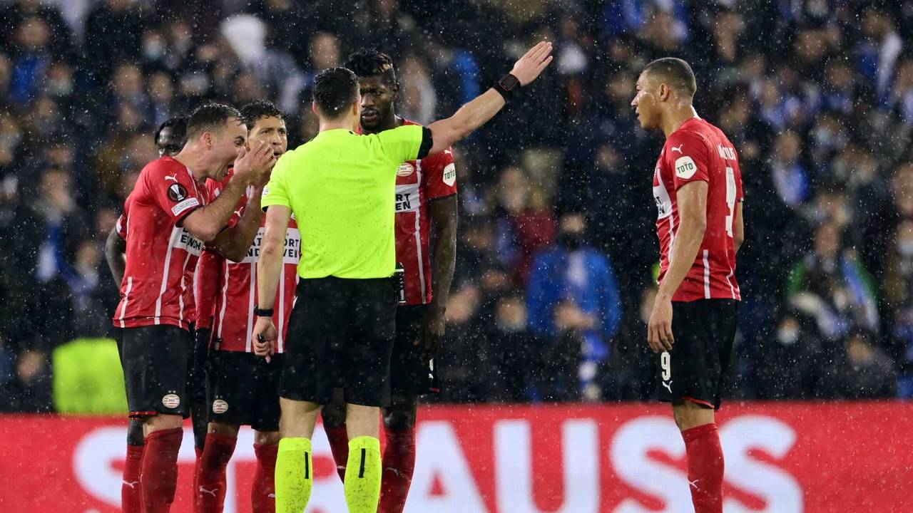 Schiedsrichter Felix Zwayer schickt Ibrahim Sangare in San Sebastian vom Feld.
