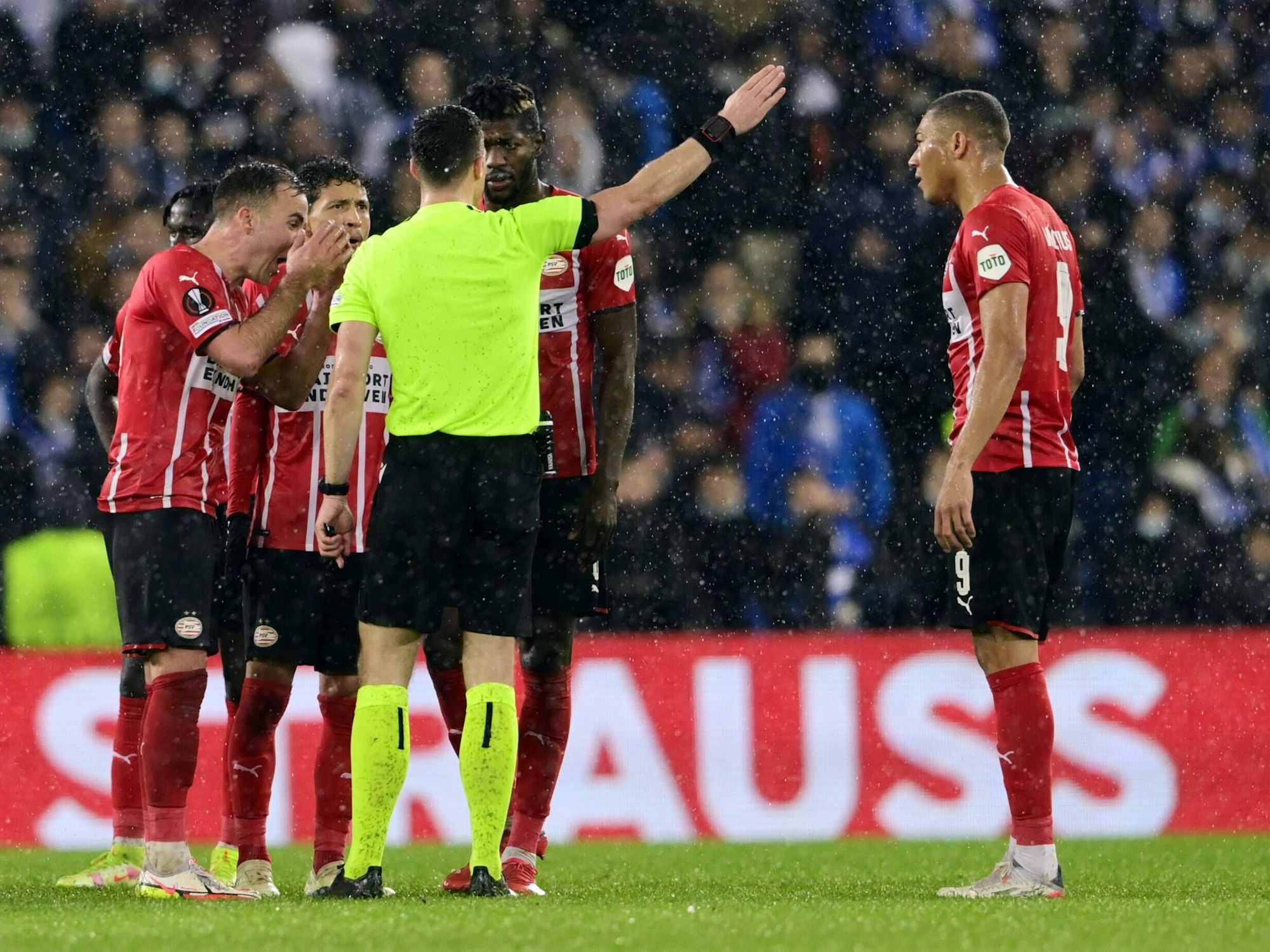 Schiedsrichter Felix Zwayer schickt Ibrahim Sangare in San Sebastian vom Feld.