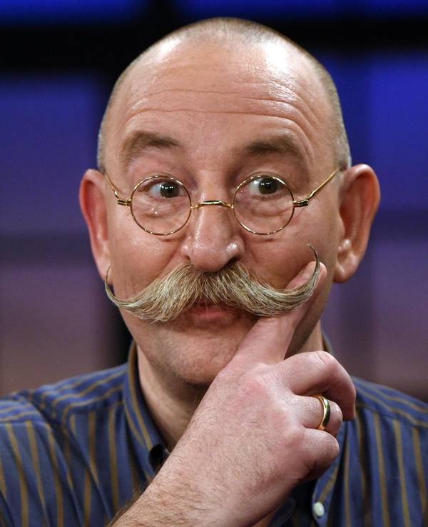Horst Lichter gestikuliert nach der Aufzeichnung der WDR-Talkschow "Kölner Treff". Horst Lichter hat mit seiner Trödel-Show «Bares für Rares» für das ZDF den Quotensieg am Mittwochabend (22.05.) errungen und die Konkurrenz weit hinter sich gelassen. Im Schnitt schalteten 6,35 Millionen Zuschauer ein, was einem Marktanteil von 22,8 Prozent entsprach. (zu dpa "Trödel statt Grundgesetz: ZDF-Show siegt gegen ARD-Format") +++ dpa-Bildfunk +++