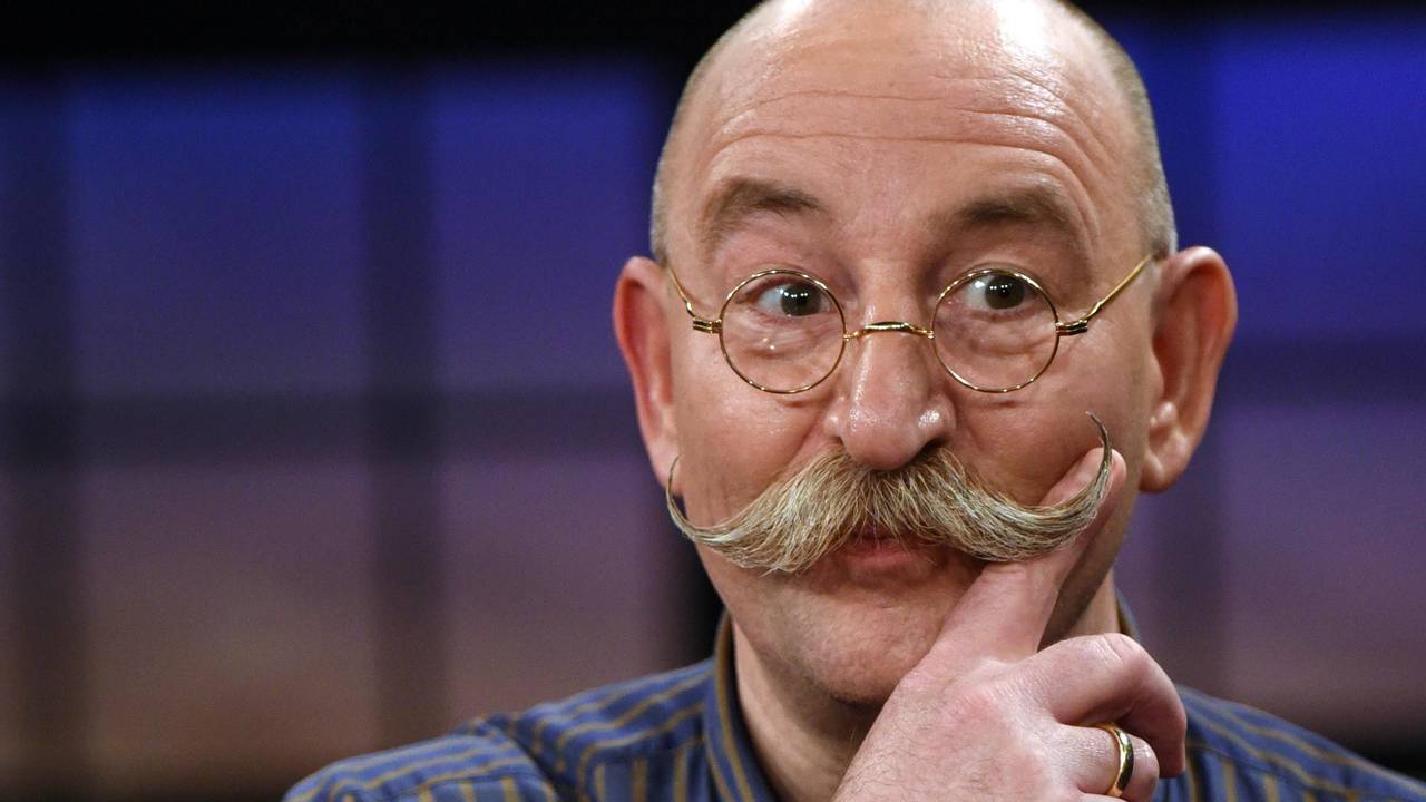 Horst Lichter gestikuliert nach der Aufzeichnung der WDR-Talkschow "Kölner Treff". Horst Lichter hat mit seiner Trödel-Show «Bares für Rares» für das ZDF den Quotensieg am Mittwochabend (22.05.) errungen und die Konkurrenz weit hinter sich gelassen. Im Schnitt schalteten 6,35 Millionen Zuschauer ein, was einem Marktanteil von 22,8 Prozent entsprach. (zu dpa "Trödel statt Grundgesetz: ZDF-Show siegt gegen ARD-Format") +++ dpa-Bildfunk +++