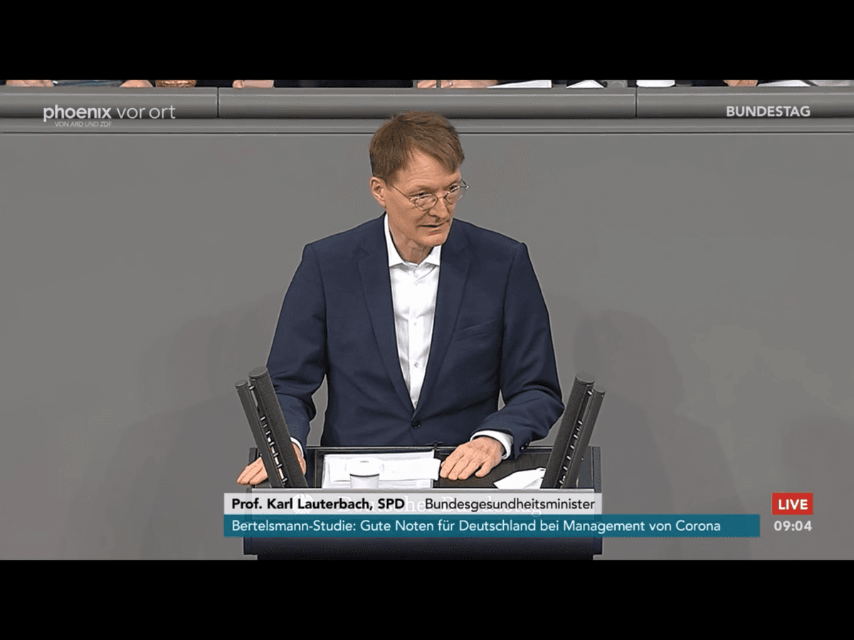 Gesundheitsminister Karl Lauterbach (SPD) hält vor Beginn der Bundestagssitzung am 10. Dezember eine emotionale Rede.