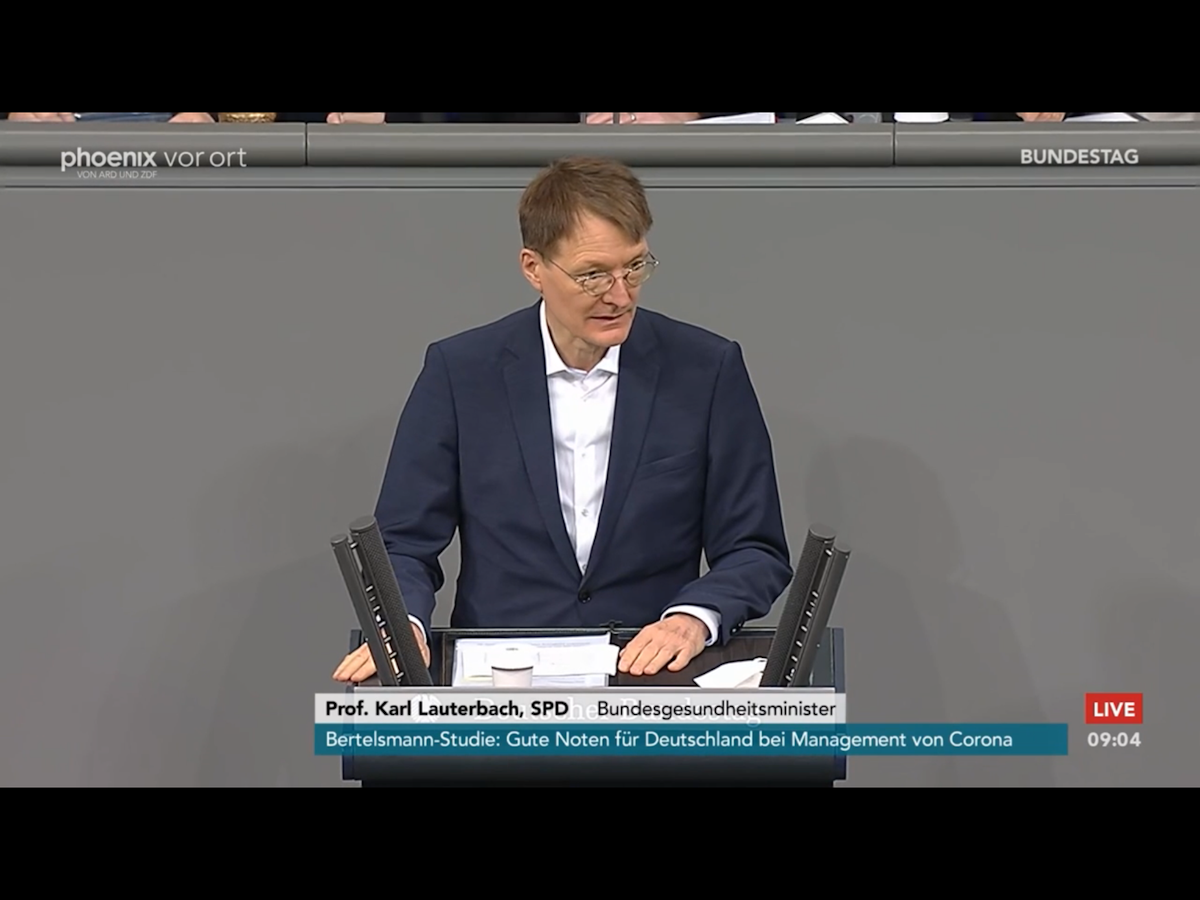 Gesundheitsminister Karl Lauterbach (SPD) hält vor Beginn der Bundestagssitzung am 10. Dezember eine emotionale Rede.