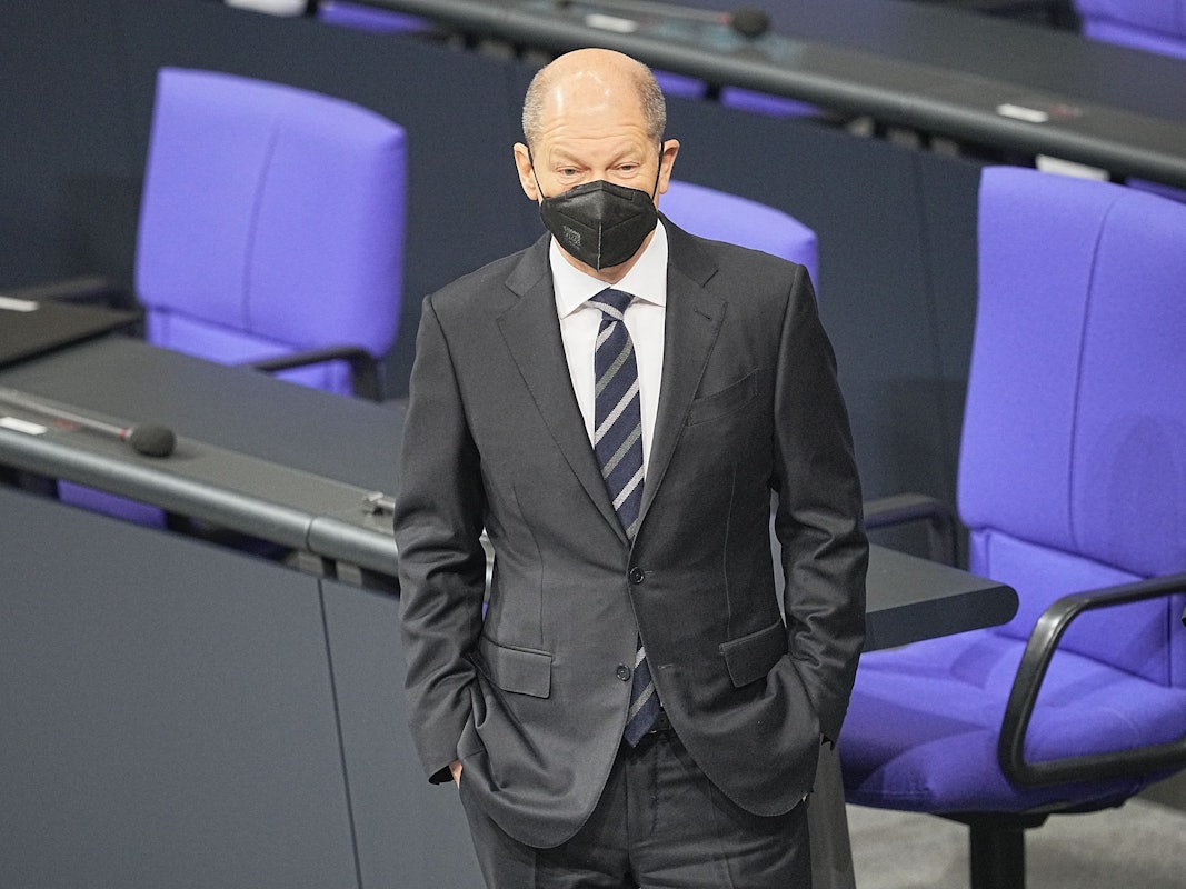 Bundeskanzler Olaf Scholz wartet auf den Beginn der Plenarsitzung im Deutschen Bundestag. Die Hauptthemen der 6. Sitzung der 20. Legislaturperiode sind die Verlängerung der Corona-Wirtschaftshilfen und das auslaufende Investitionsprogramm für den Ausbau der Ganztagsbetreuung von Kindern.